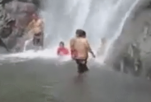 1 tewas tertimpa tanah air terjun sedudo