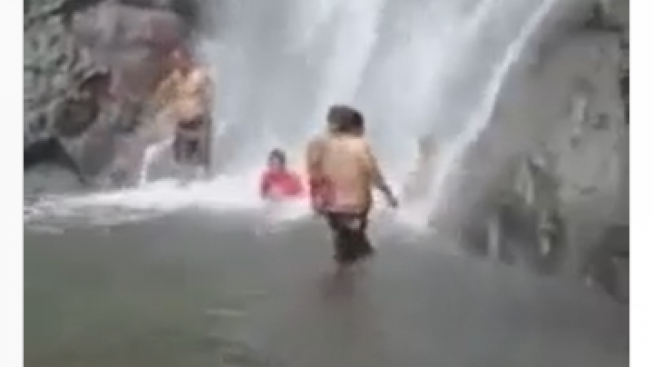 WNA Berani Lakukan Atraksi Berbahaya di Air Terjun Sekumpul, Videonya Viral 1 1 tewas tertimpa tanah air terjun sedudo