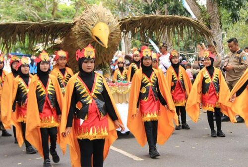 20240831 Peserta Pawai pembangunan Belitung 2024 saat melewati panggung kehormatan