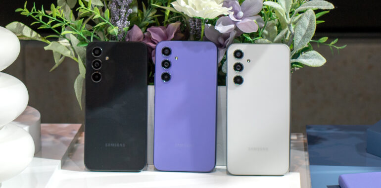 Samsung TV: Pengalaman Menonton Nyaman dengan Gambar Jernih dan Suara Menggelegar 1 Samsung Galaxy A54 black purple white 2