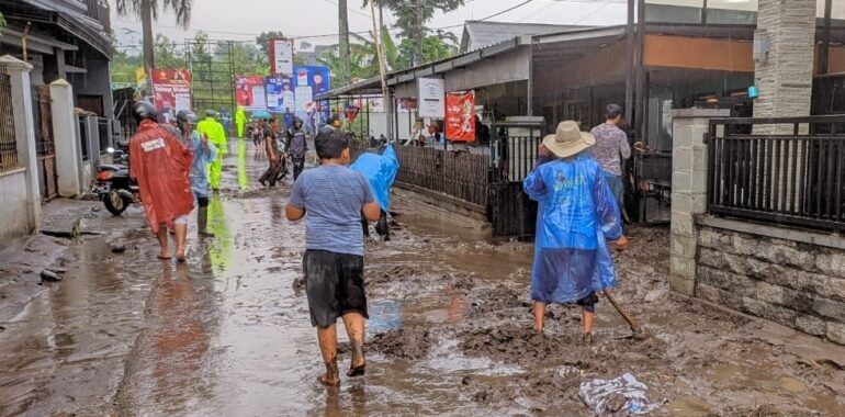 Banjir Masuk Rumah, Warga Gang Kenari Raya Banjarmasin Bersihkan Lumpur 1 WhatsApp Image 2023 12 08 at 16.53.39 13e3a42a