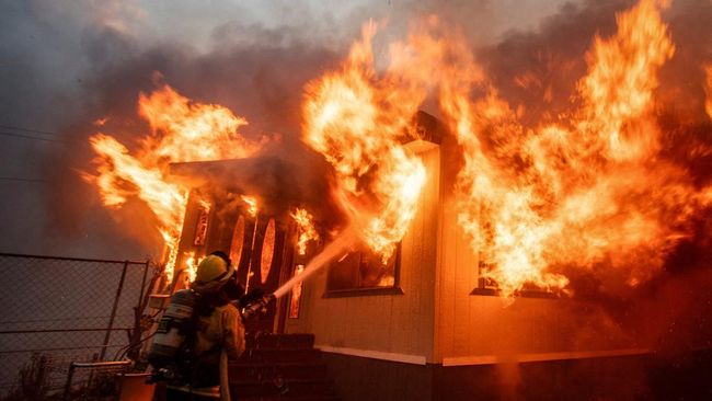 Kebakaran Hebat Ludeskan 120 Kios Pasar Pejuang Pratama Bekasi, Diduga Akibat Korsleting Listrik 1 pemadam kebakaran berjibaku padamkan badai api di los angeles 2 169